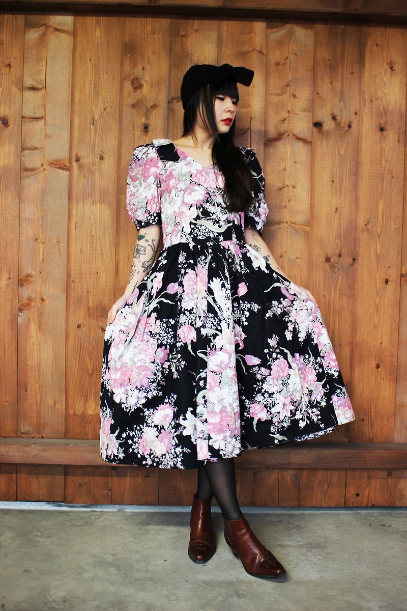 F803 (Vintage) black with big pink flowers shoulders bow short-sleeved vintage dress (wedding / picnic / party) - ชุดเดรส - วัสดุอื่นๆ สีดำ