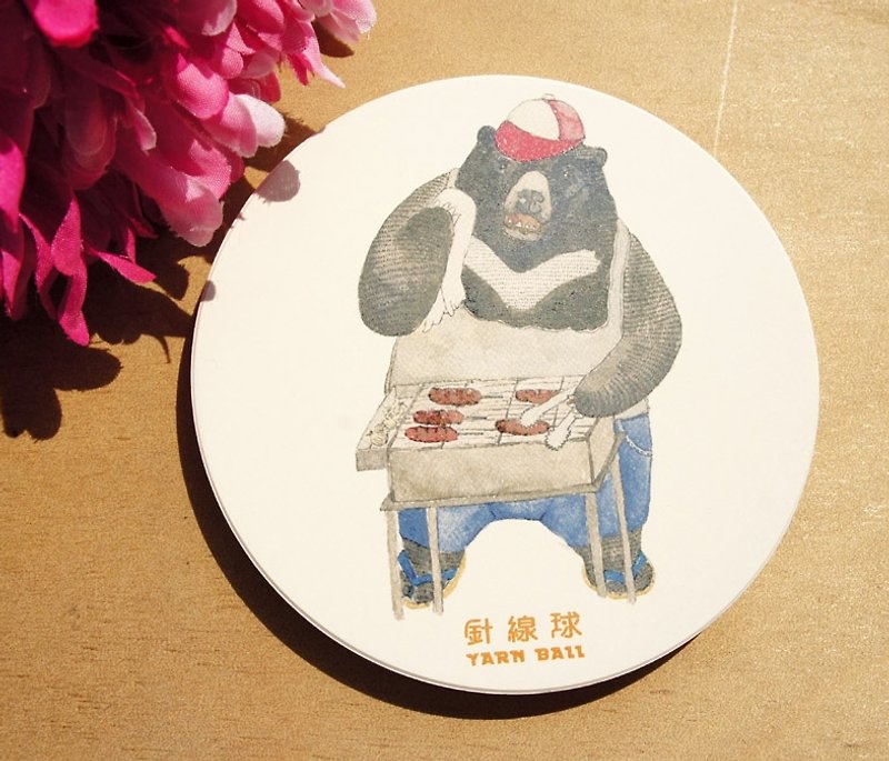 台湾ならではの動物シリーズのセラミック吸水コースター-台湾黒熊がソーセージを焼いてる - コースター - その他の素材 ホワイト