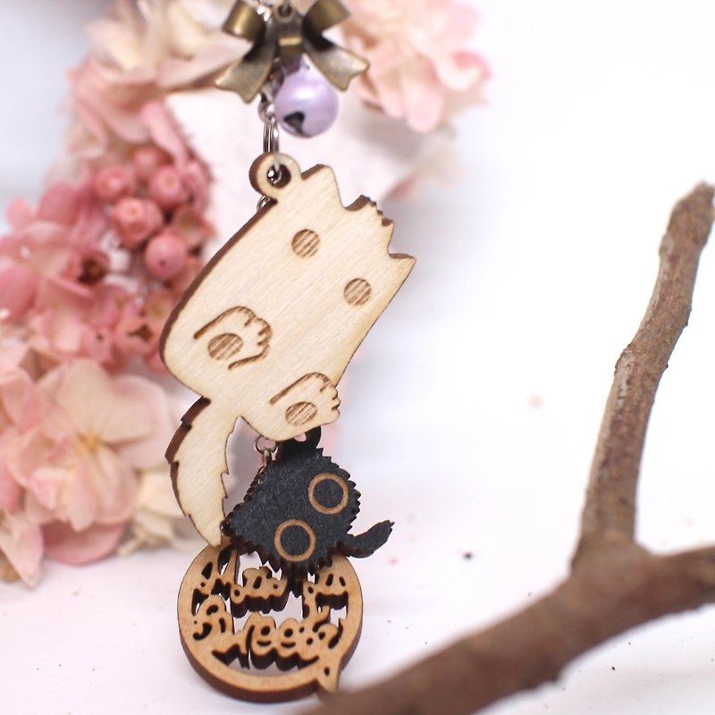 MuMu Sweety White Monster Cat and Fur Ball / Key Ring / Mobile Phone Strap / Hardcover - Keychains - Wood White