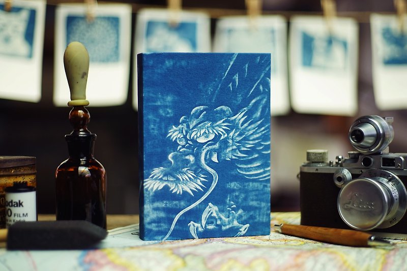 Handmade cyanotype Notebook - Dragon Temple guard - สมุดบันทึก/สมุดปฏิทิน - กระดาษ สีน้ำเงิน