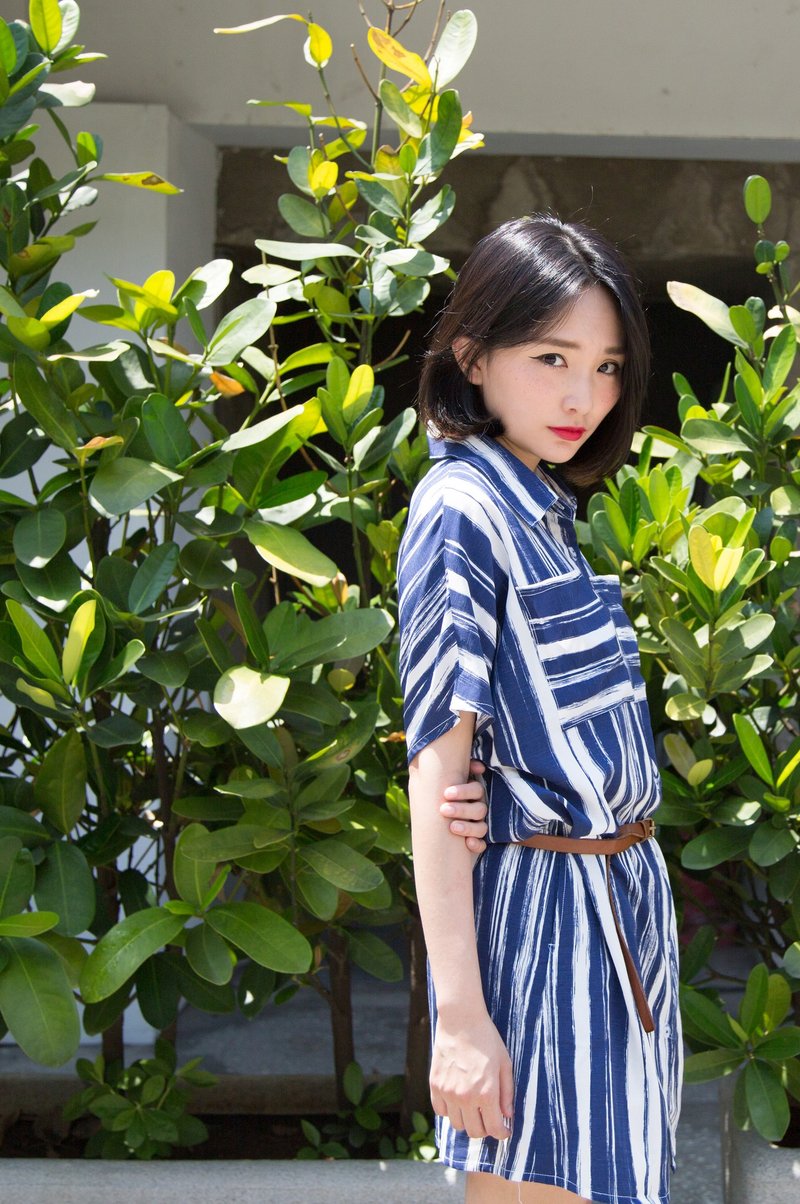 海洋藍 樹木紋長版襯衫 - 女襯衫 - 其他材質 藍色