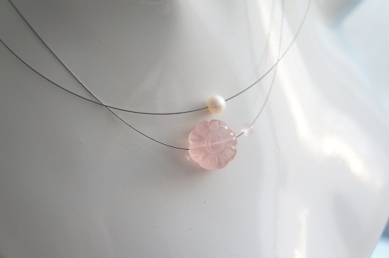 Minimalist Natural Semi- Gemstone Flower Pink Crystal Necklace - สร้อยคอ - วัสดุอื่นๆ สึชมพู