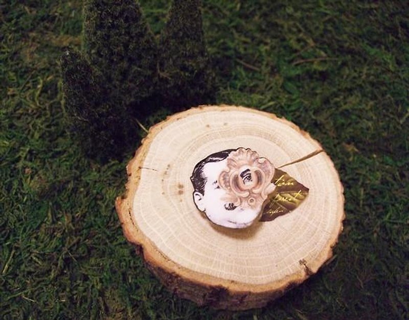 Ceremonial posting keyhole man brooch / wooden brooch - เข็มกลัด - ไม้ สีนำ้ตาล