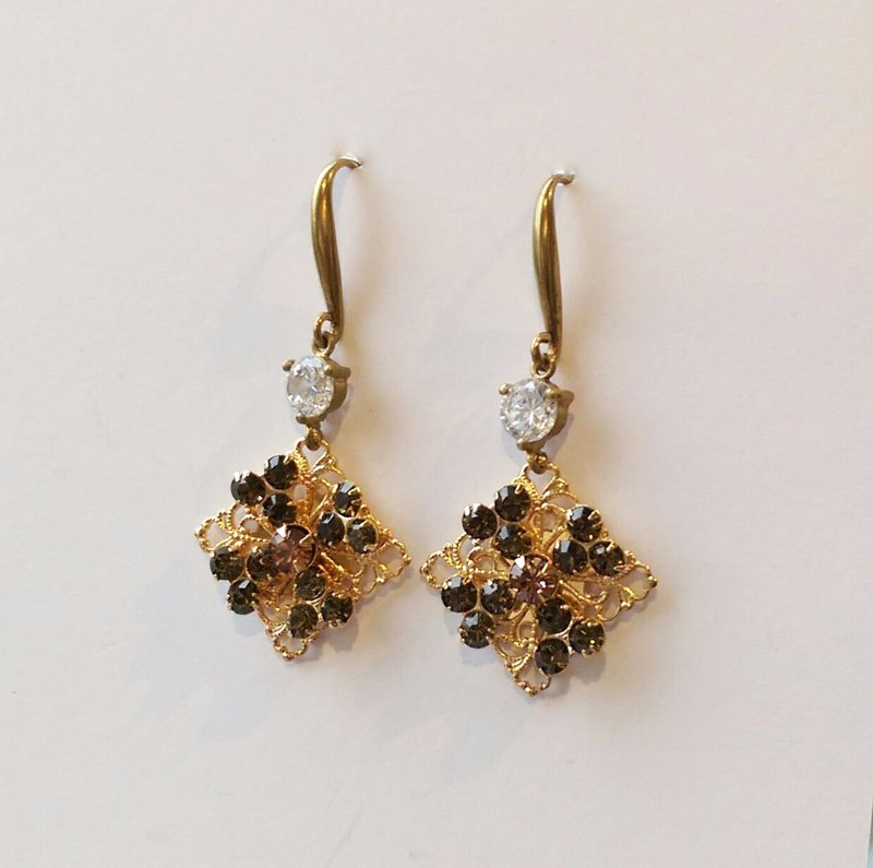 Retro olive green Swarovski CZ Earrings - ต่างหู - เครื่องเพชรพลอย 