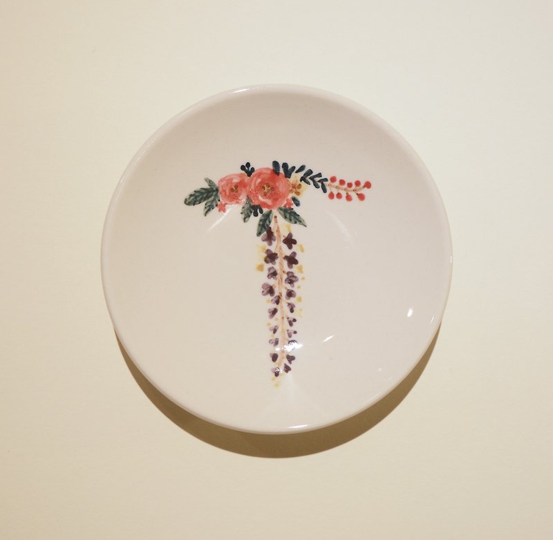 Hand-painted small porcelain plate-letter T-customized, name - จานเล็ก - เครื่องลายคราม สีแดง