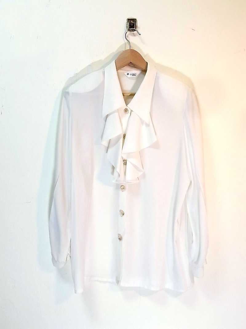 Straight drape lotus leaf buckle inlaid shell vintage white shirt PdB - เสื้อเชิ้ตผู้หญิง - วัสดุอื่นๆ ขาว