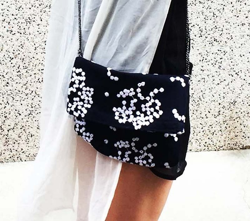 Wahr_ small white flowers  clutch / chain bag / shoulder bag/with chain - Clutch Bags - Other Materials Blue