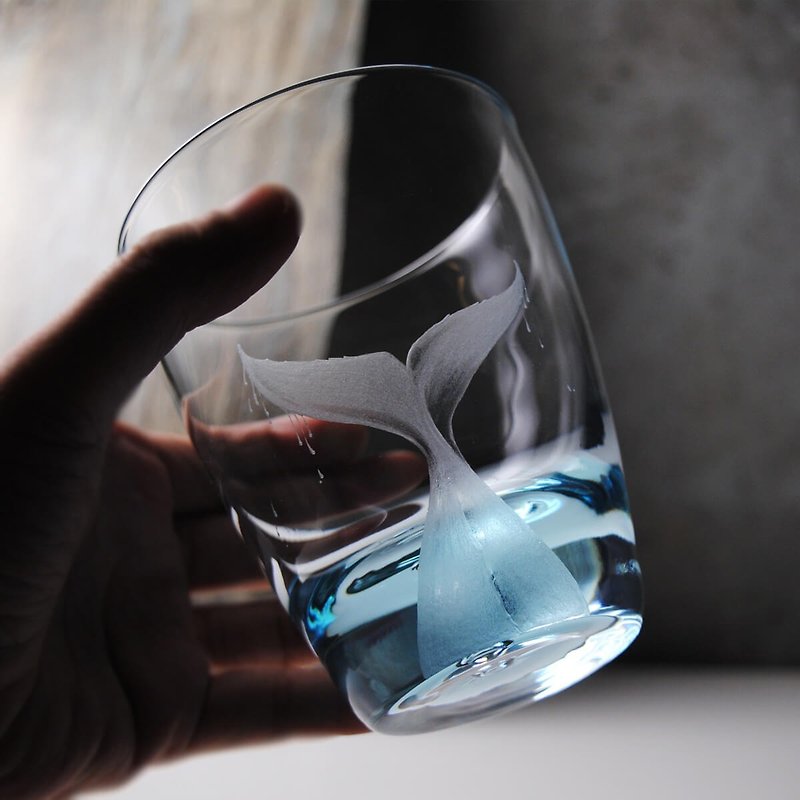 玻璃 杯子 藍色 - 340cc【惠比壽鯨尾巴】義大利 Bormioli水杯海洋系列雕刻 客製化