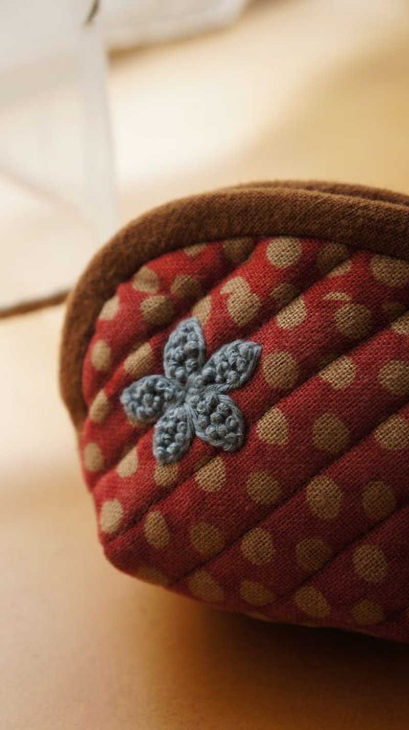 Gray-blue flowers embroidered purse - กระเป๋าใส่เหรียญ - ผ้าฝ้าย/ผ้าลินิน สีแดง