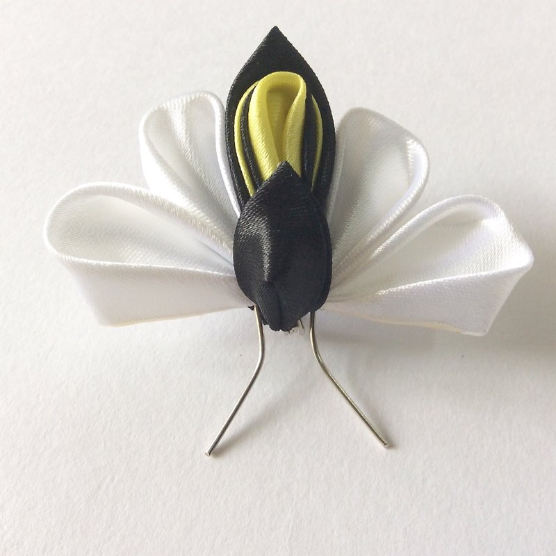 Kanzashi ribbon bee brooch（つまみ細工） - เข็มกลัด - ผ้าไหม สีเหลือง