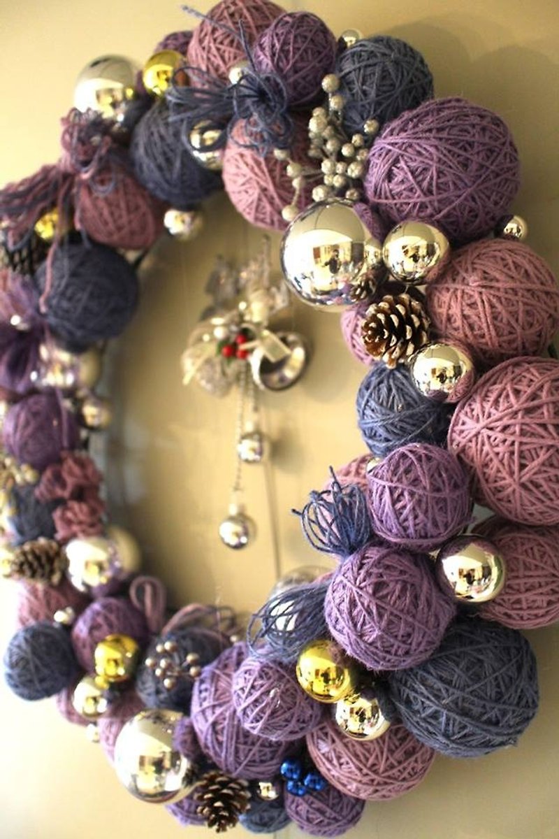 A016050000 Christmas wreath with hand-made yarn balls - Plants - Other Materials Purple