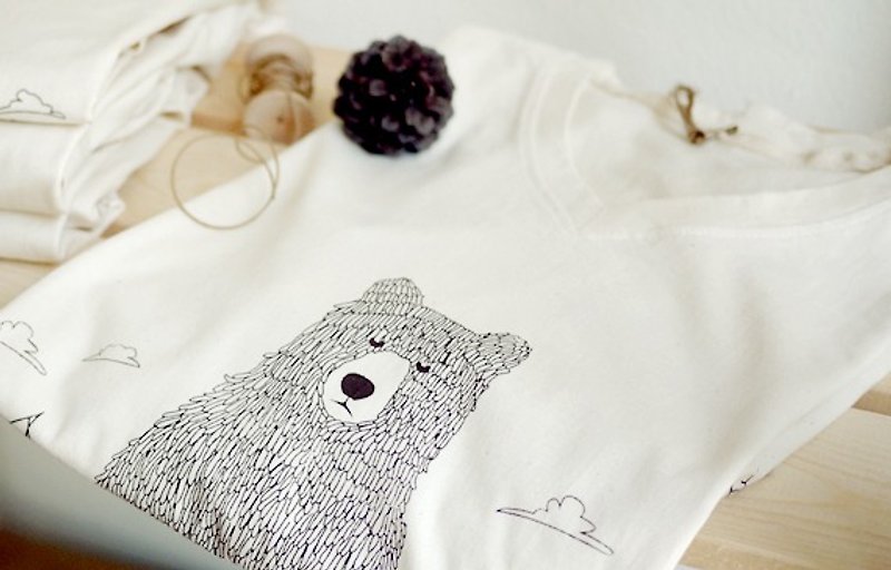 T shirt V neck print with Bear protect the forest. - เสื้อยืดผู้หญิง - ผ้าฝ้าย/ผ้าลินิน สีนำ้ตาล