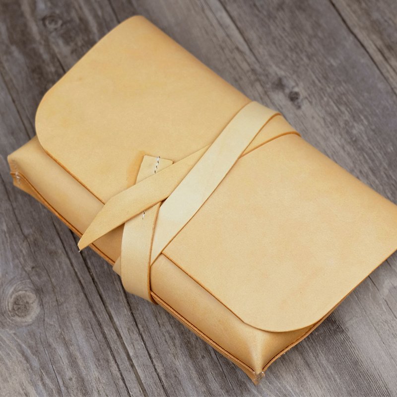 Handmade vegetable tanned leather clutch - กระเป๋าคลัทช์ - หนังแท้ สีทอง