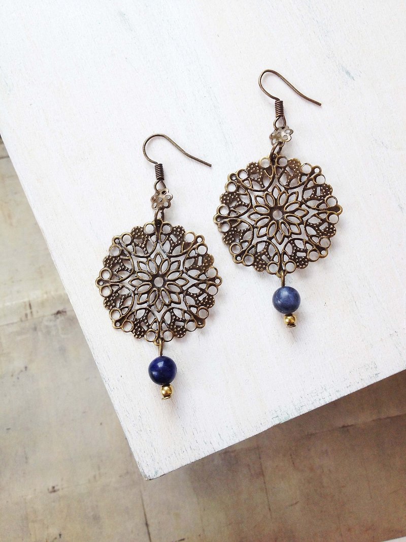 Retro Classical European and American Flower Blue Pattern Natural Stone Earrings - Earrings & Clip-ons - Other Materials Blue
