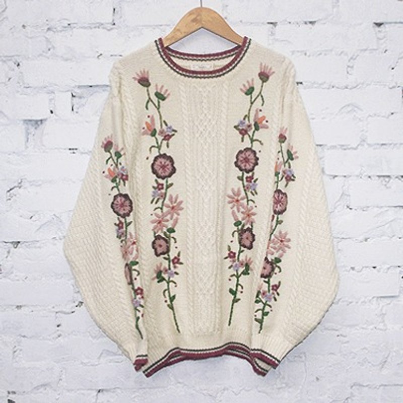 Knit sweater embroidered flowers - สเวตเตอร์ผู้หญิง - วัสดุอื่นๆ ขาว