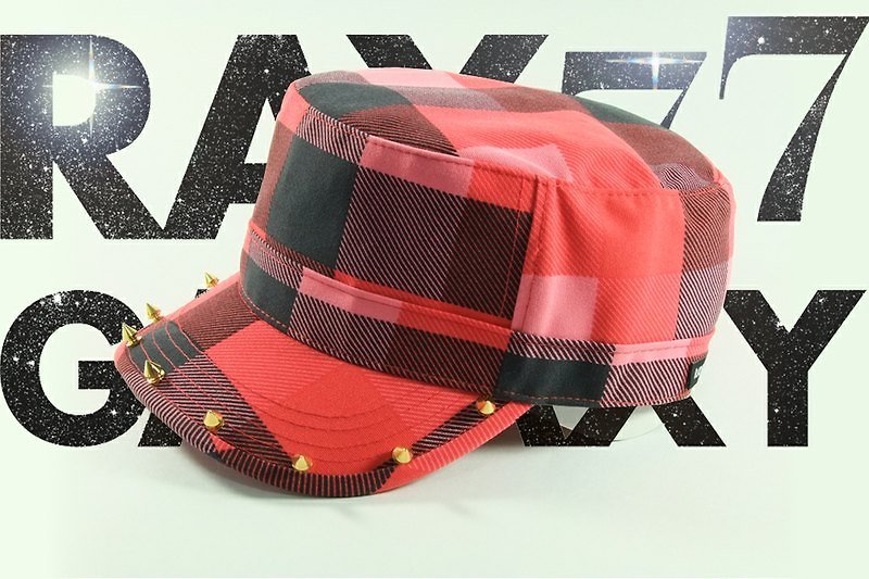 偶像專屬庫巴帽  紅黑格 金色短鉚釘帽 - Hats & Caps - Other Materials 