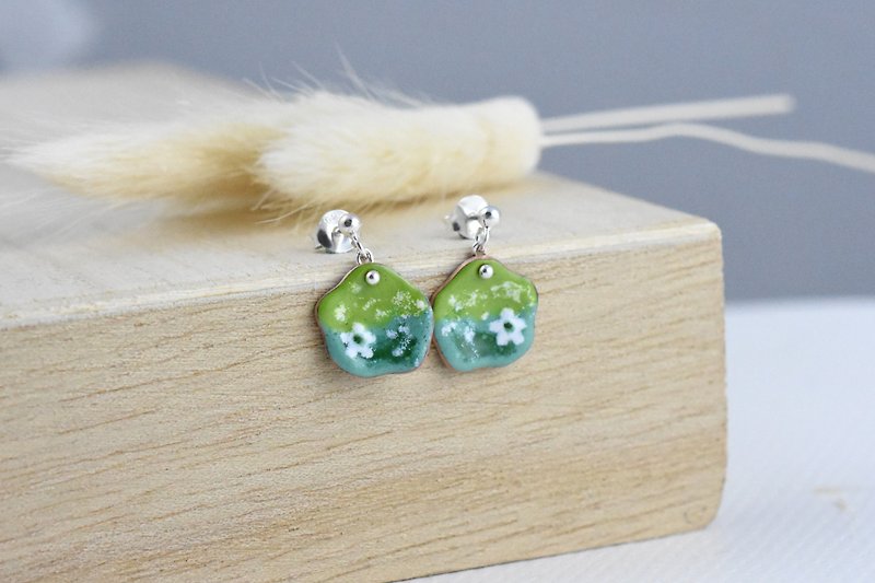 Spring flower-white green color (Enamel earrings) - C percent handmade jewelry - ต่างหู - วัตถุเคลือบ สีเขียว