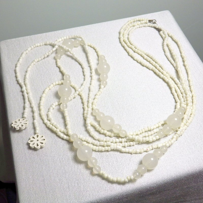 Between urban and rural areas [nomadic] \ necklace. Black - Necklaces - Other Materials White