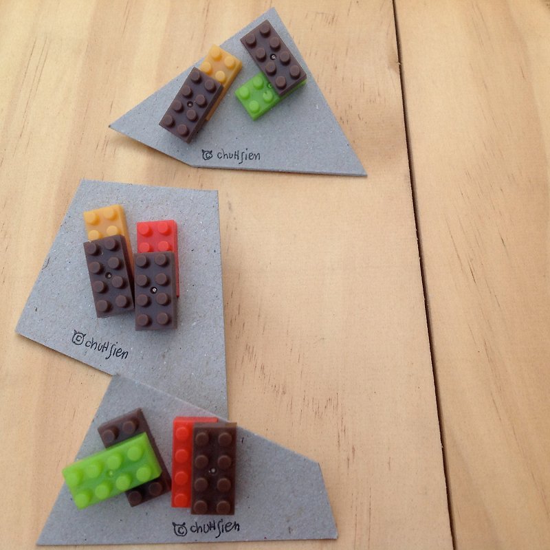 ● You can play a detachable earrings earrings [red yellow and green blocks]