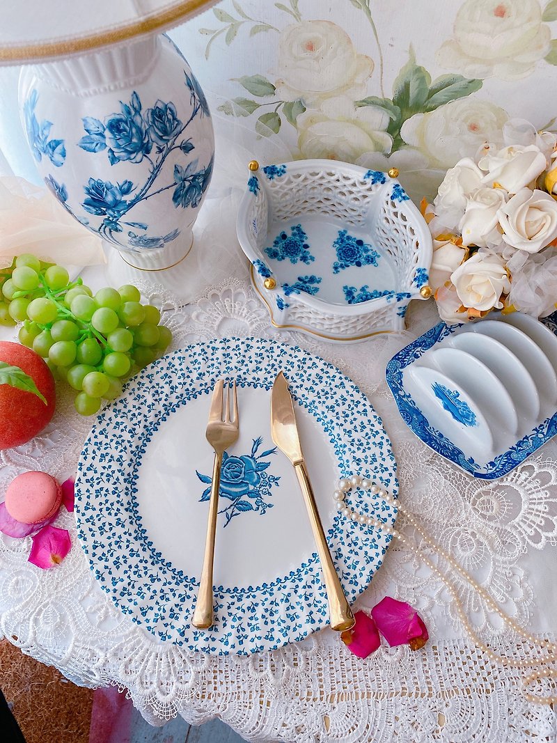 British bone china 1950 hand-painted blue rose country style cake plate dessert plate fruit plate dinner plate - จานและถาด - วัสดุอื่นๆ สีน้ำเงิน