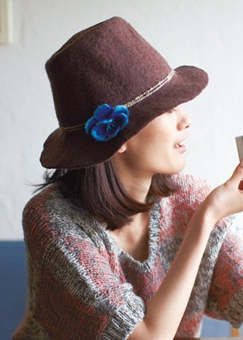 地球樹fair trade&Eco-「羊毛氈系列」-羊毛氈 Kaorinomori帽子 (咖啡色) - หมวก - ขนแกะ สีกากี
