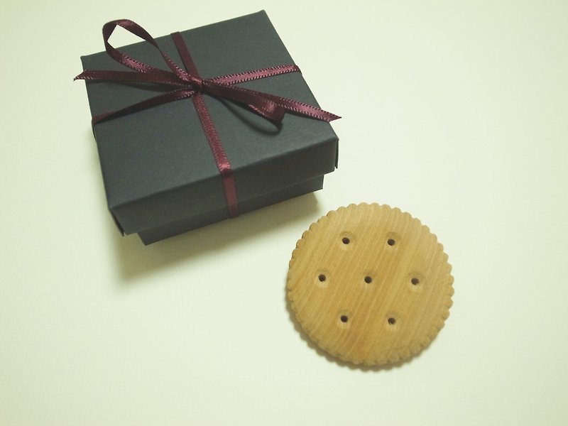 [Even] Christmas handmade wooden ceiling limit -cookie pin- pin a biscuit into - plain or chocolate - with Christmas Gift Packages - เข็มกลัด - ไม้ หลากหลายสี
