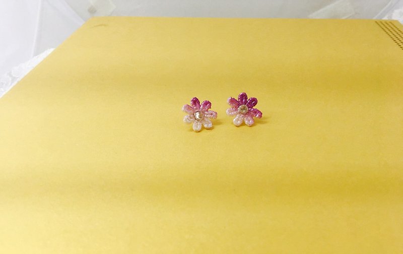 Tung Blossom Lace Clip-on Earrings - ต่างหู - งานปัก 