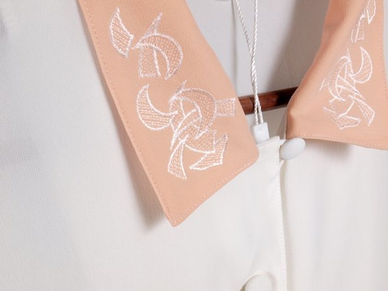 │moderato│刺繡圖騰不對稱拼接日本製古著襯衫/文藝女孩.森林女孩.氣質甜美 - 女襯衫 - 其他材質 白色