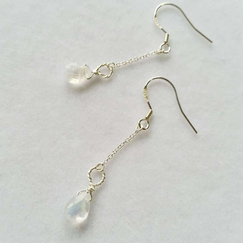 925 silver earline with moonstone925 long silver earrings (8MM vitreous glare Moon Stone) - ต่างหู - เครื่องเพชรพลอย สีน้ำเงิน