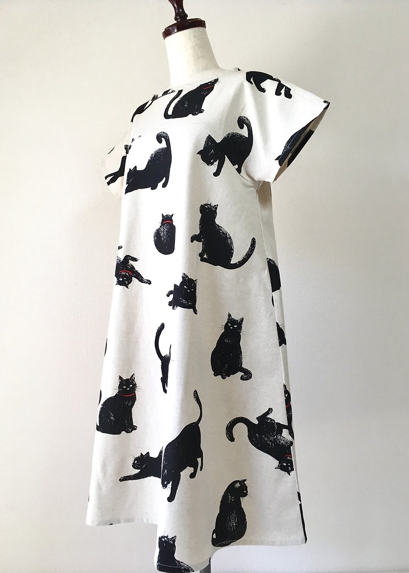 Black cat short sleeve dress cotton linen　white - ชุดเดรส - ผ้าฝ้าย/ผ้าลินิน ขาว