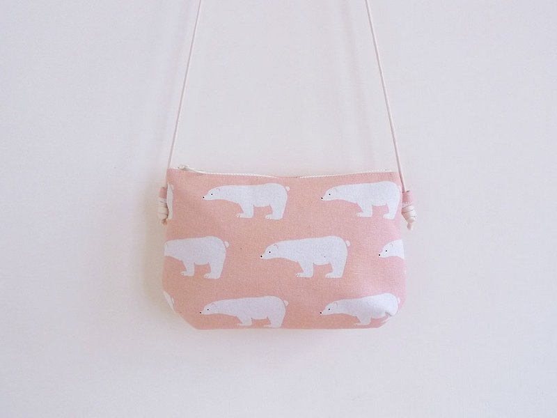 Hand-sewn pink polar bear small cross-shoulder bag - กระเป๋าแมสเซนเจอร์ - ผ้าฝ้าย/ผ้าลินิน สึชมพู