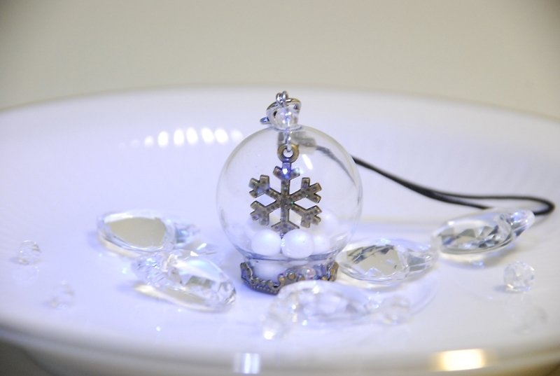 :: 貓公主 ::　玻璃小世界 　～ 雪 的 紀 念 品　//吊飾/防塵塞/鑰匙圈 - 鑰匙圈/鎖匙扣 - 玻璃 白色