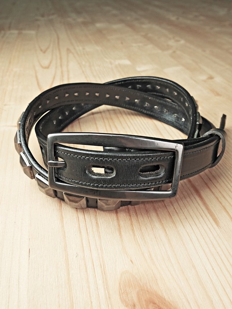Chainloop self-made narrow leather belt with rivets in custom sizes - เข็มขัด - หนังแท้ 