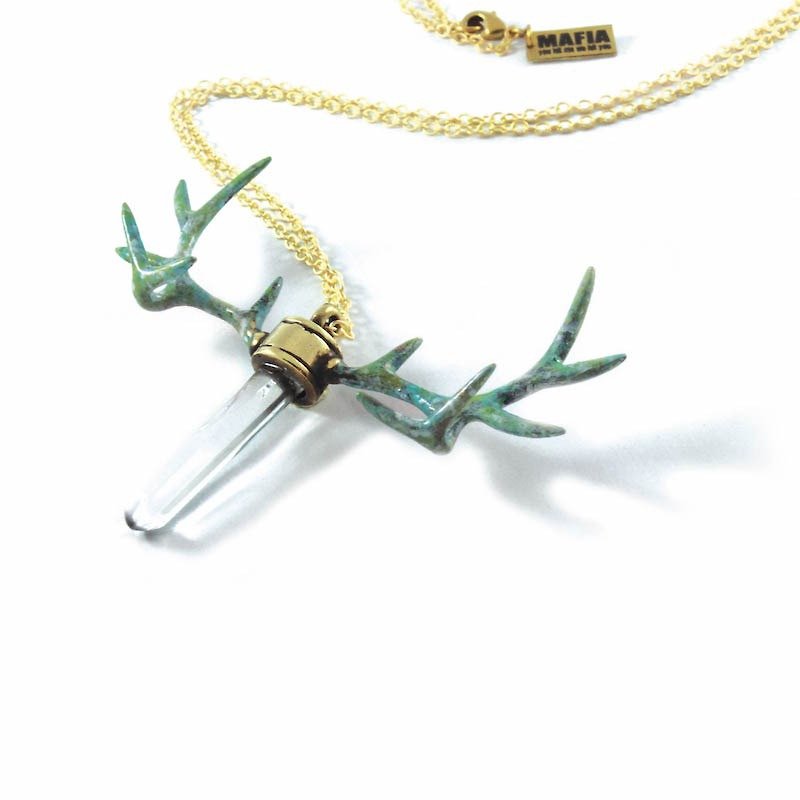 Patina Stag horn pendant with clear raw quartz stone and patina color - สร้อยคอ - โลหะ 