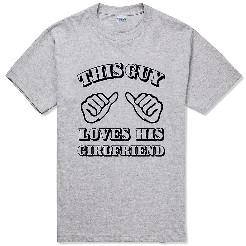 This Guy Loves His Girlfriend 袖T恤-2色 這個男的很愛他的女朋友 情人節 七夕 禮物 文青 藝術 設計 時髦 文字 時尚 - 男 T 恤 - 其他材質 多色