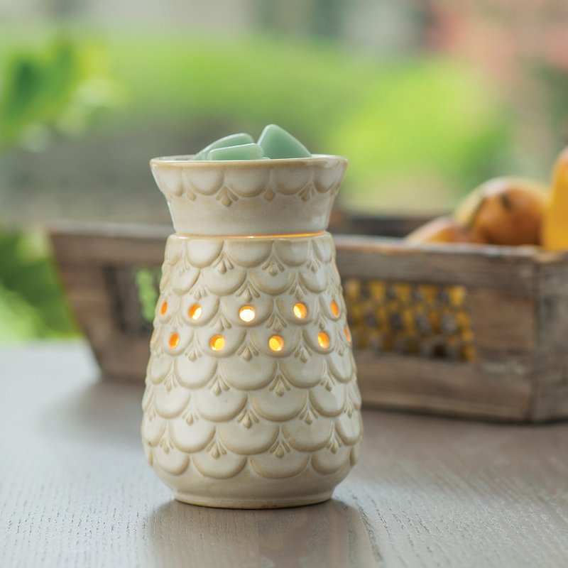 Scalloped Vase Midsize Illumination - เทียน/เชิงเทียน - วัสดุอื่นๆ ขาว