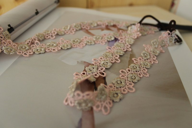 oleta hand made jewelry - pink gold lace flower hair band - เครื่องประดับผม - วัสดุอื่นๆ สึชมพู