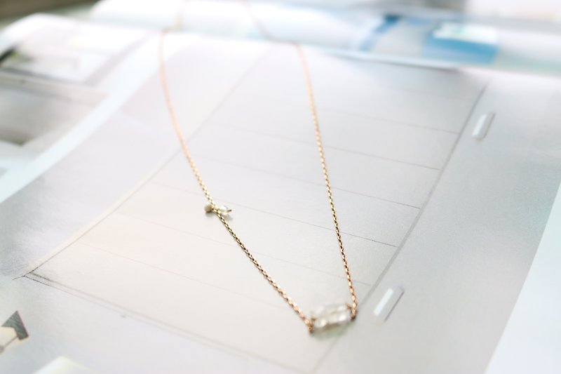 < ☞ Hand in Hand ☜ > Moonstone - Caterpillar brass long chain (0279) - Necklaces - Gemstone White