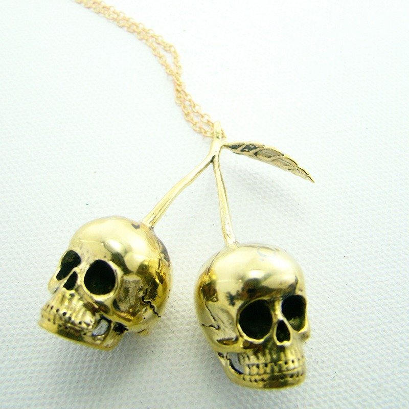 Cherry skull Pendant in brass with and oxidized antique color ,Rocker jewelry ,Skull jewelry,Biker jewelry - สร้อยคอ - โลหะ 