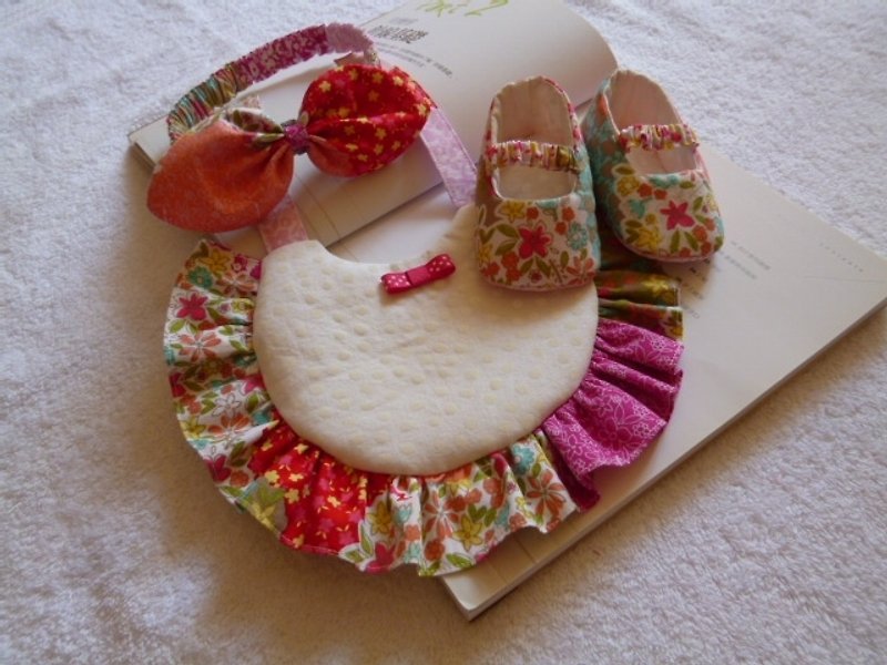 花花公主風彌月三件組(嬰兒鞋+圍兜+髮帶) - 出産祝い用贈物 - コットン・麻 ピンク