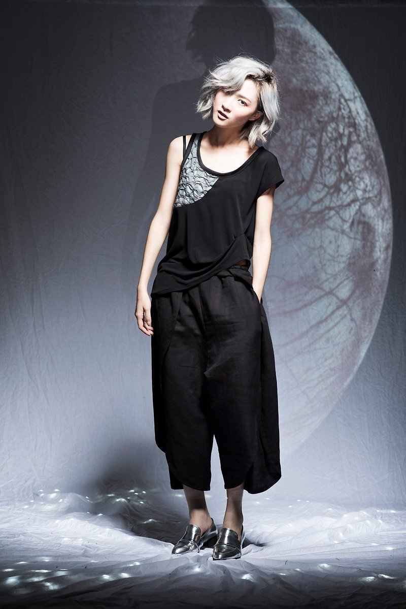 Moi non plus half moon stitching top - black - เสื้อผู้หญิง - เส้นใยสังเคราะห์ สีดำ