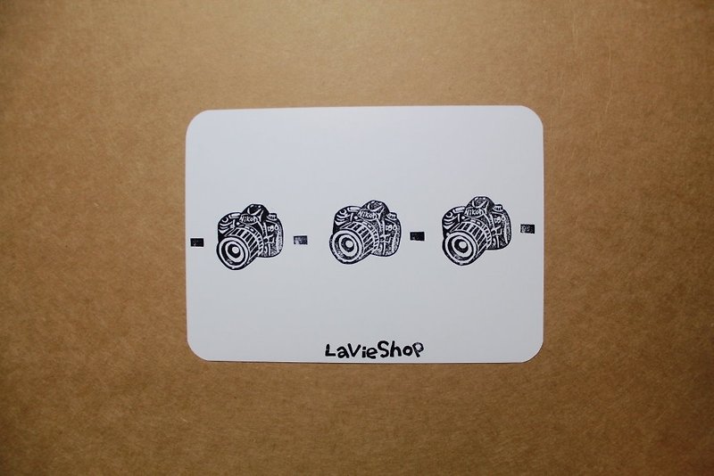 【LaVieShop＊手作雜貨】相機排排站 Nikon 單眼相機 D90．手工刻印明信片/卡片．高質感防水相紙 - 卡片/明信片 - 紙 白色