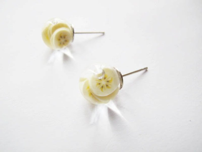 ＊Rosy Garden＊Banana water inside glass ball stud earrings - Earrings & Clip-ons - Glass Yellow