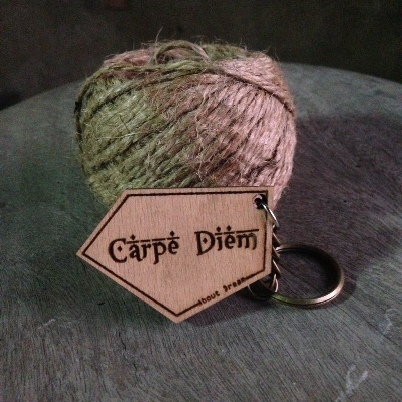 ►About 文字設計鑰匙圈◄－Carpe Diem 把握當下 - 鑰匙圈/鑰匙包 - 木頭 