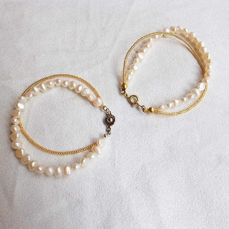 ☽ Qixi hand-made ☽【07270】Pure white pearl with golden bead bracelet - Bracelets - Other Materials White
