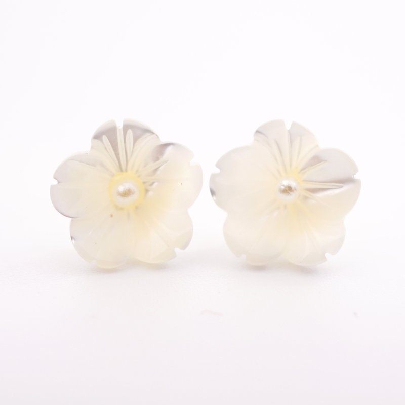 A Handmade white shell flower with pearl earrings - Earrings & Clip-ons - Gemstone 