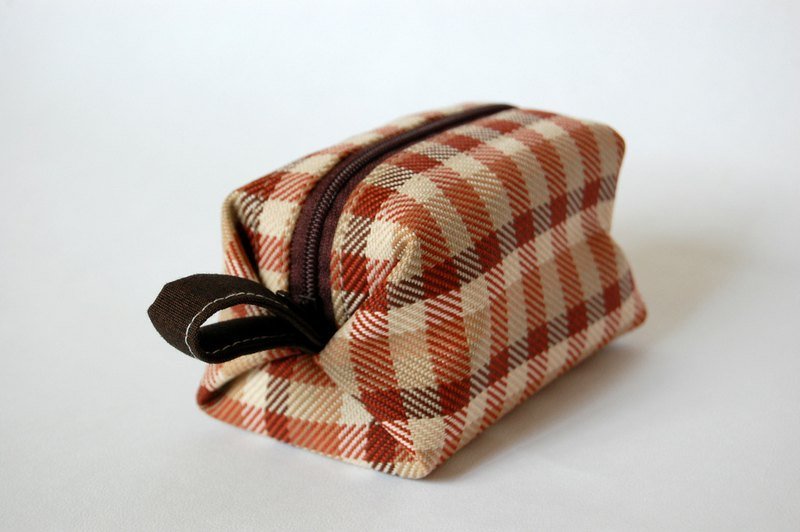 Casual-life hand-made cosmetic checkered squares - กระเป๋าใส่เหรียญ - วัสดุอื่นๆ สีนำ้ตาล