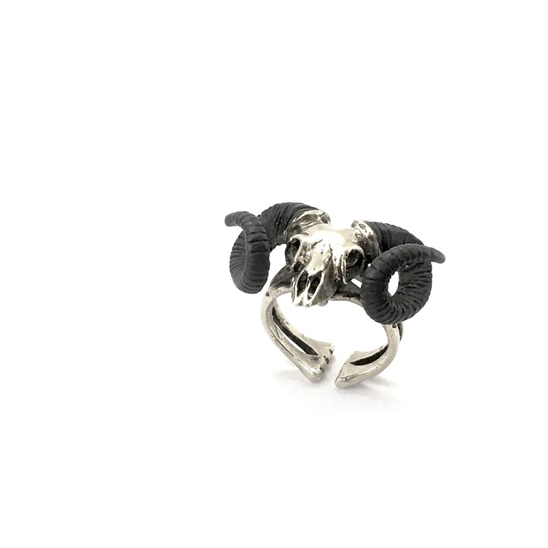 Zodiac Ramble skull ring is for Aries in white bronze and oxidized antique color ,Rocker jewelry ,Skull jewelry,Biker jewelry - แหวนทั่วไป - โลหะ 