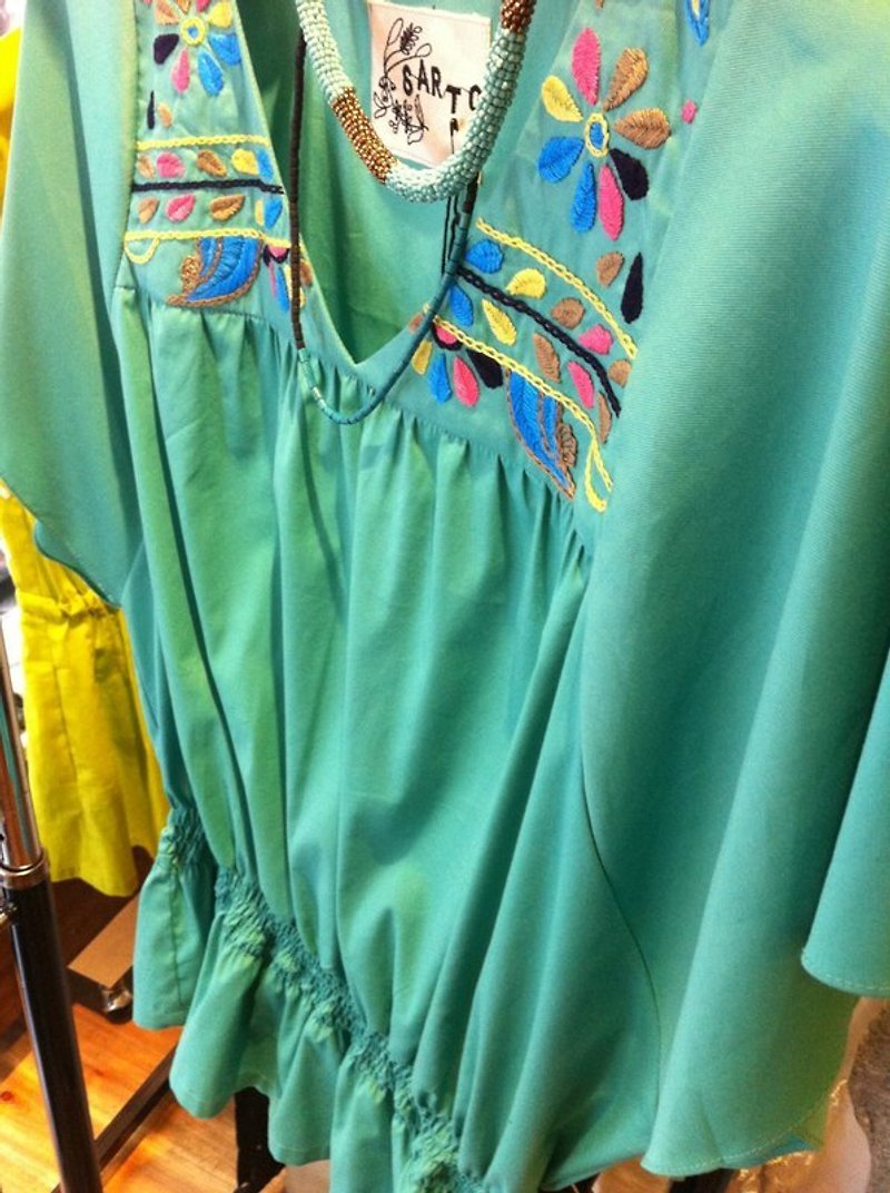 サルト砂より手刺繍コットンVネックTシャツの傘 - スペシャル左 - シャツ・ブラウス - その他の素材 グリーン