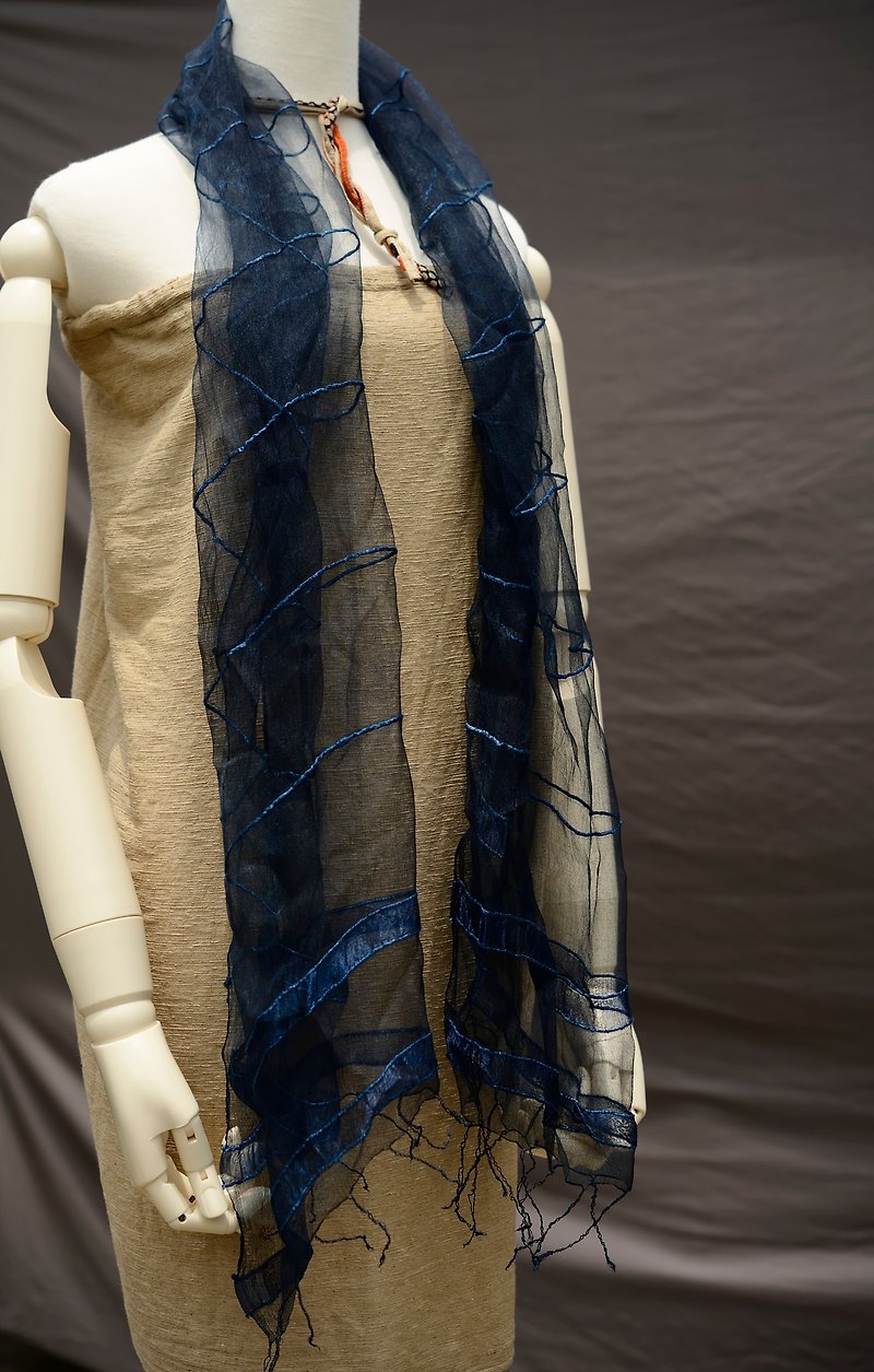 Aizen vegetable dyes silk (true Siwu dry yarn 80% + 20% cotton) towel - ผ้าพันคอ - ผ้าไหม 